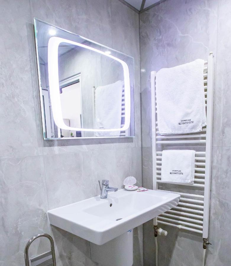 Komitite Complex 3*